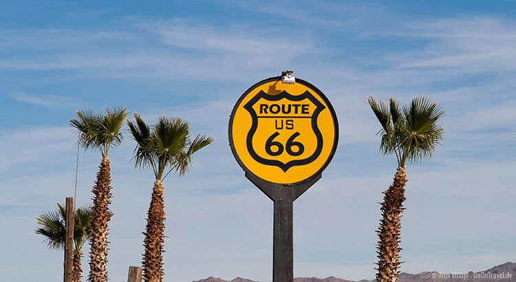 Gelbes Straßenschild der Route 66 in Kalifornien Gelbes Straßenschild der Route 66 in Kalifornien