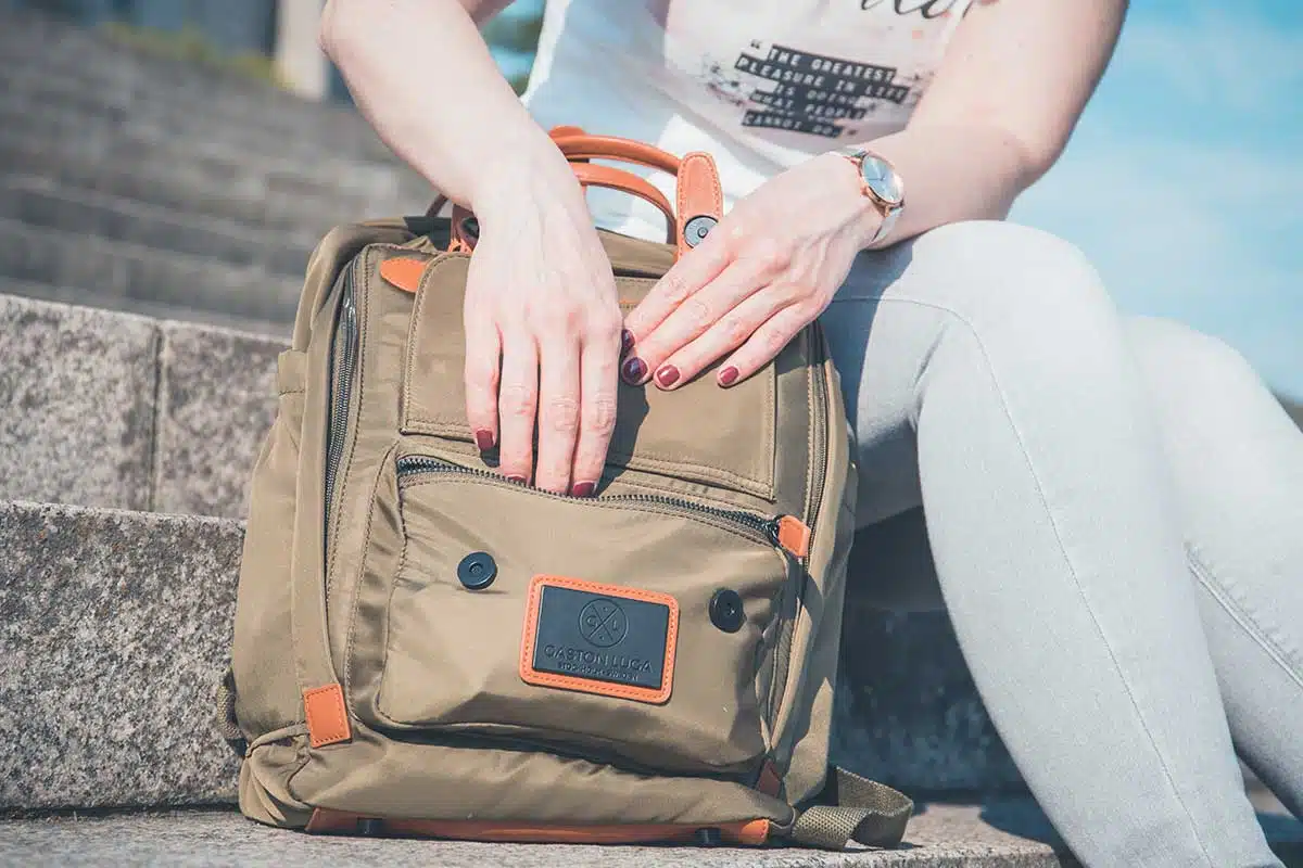Vorne hat der Rucksack Gaston Luga ein doppelt gesichertes Fach. Vorne hat der Rucksack Gaston Luga ein doppelt gesichertes Fach.