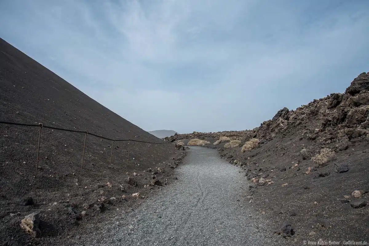 Der Gipfel des Montaña del Cuervo darf nicht betreten werden und ist an bestimmten Stellen gesperrt. Der Gipfel des Montaña del Cuervo darf nicht betreten werden und ist an bestimmten Stellen gesperrt.