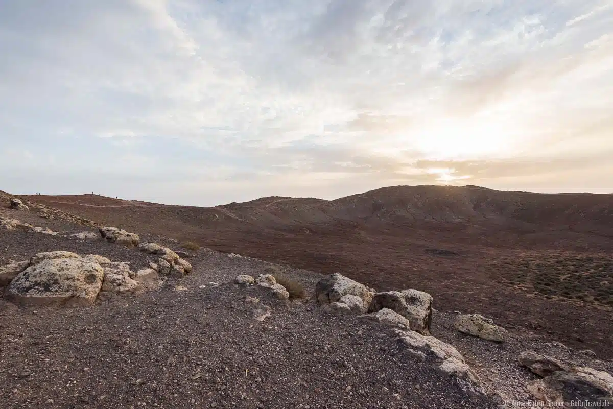 Vor allem zum Sonnenuntergang ist der Hausberg von Playa Blanca eine beliebte Wanderung Vor allem zum Sonnenuntergang ist der Hausberg von Playa Blanca eine beliebte Wanderung