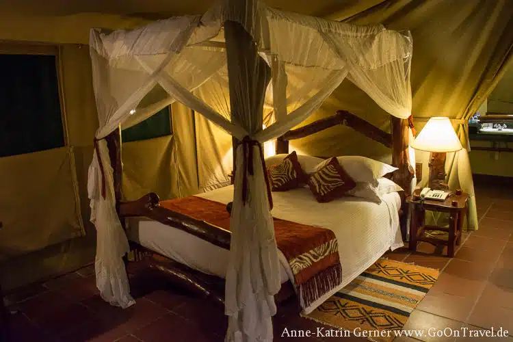 Doppelbett im Zelt Mbuzi Mawe Serengeti Doppelbett im Zelt Mbuzi Mawe Serengeti