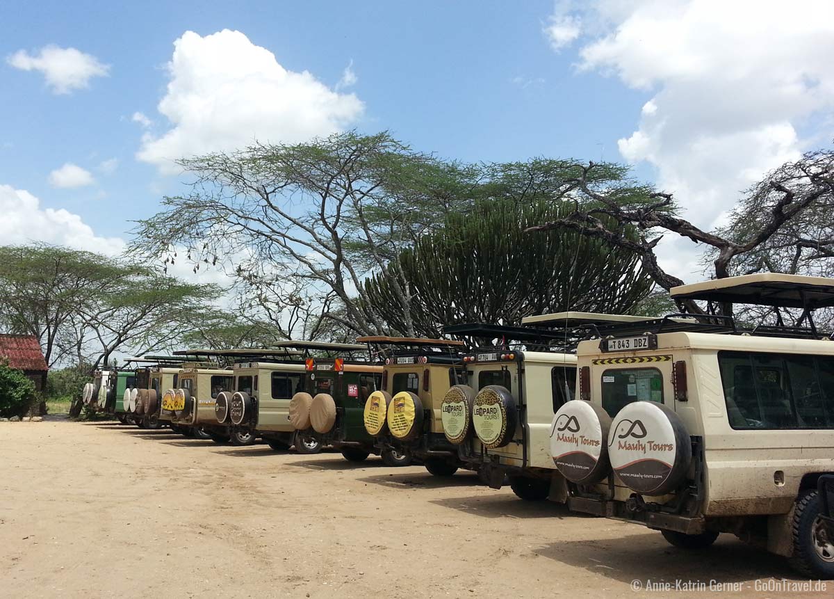 In einem Safariauto ist kein Platz für Koffer.