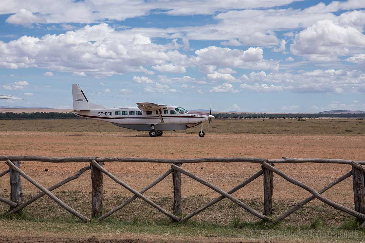 In den Buschflieger passen keine Koffer