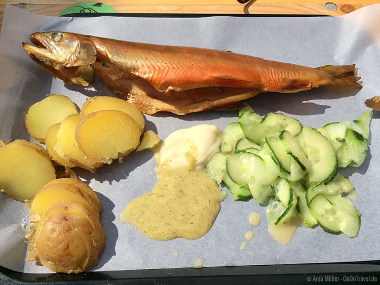Frisch geräucherter Saibling mit Beilagen Frisch geräucherter Saibling mit Beilagen