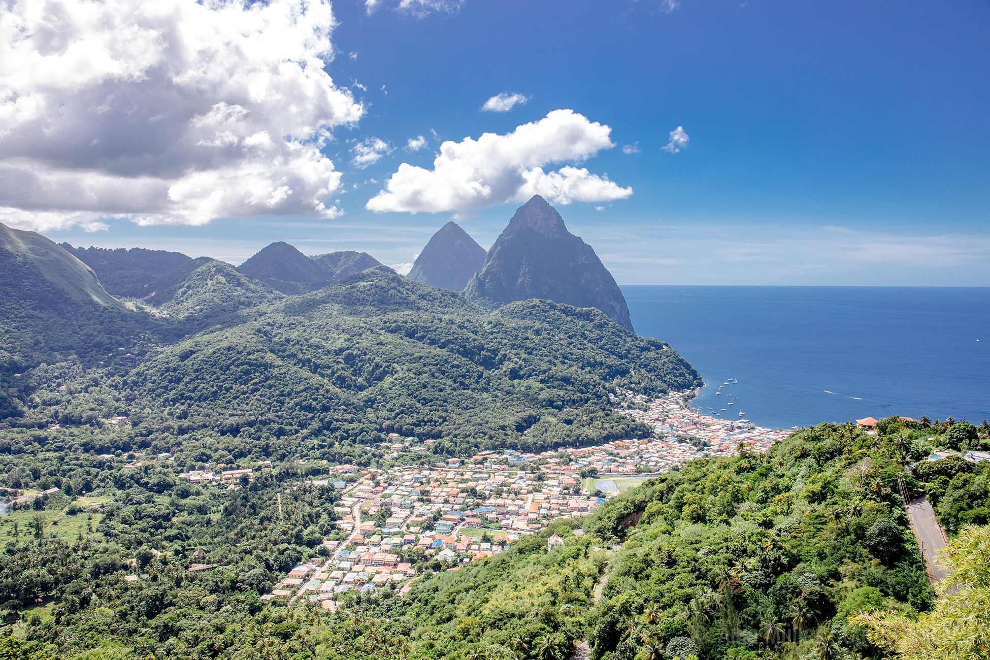 Blick auf die Pitons und Soufrière im Süden von St. Lucia