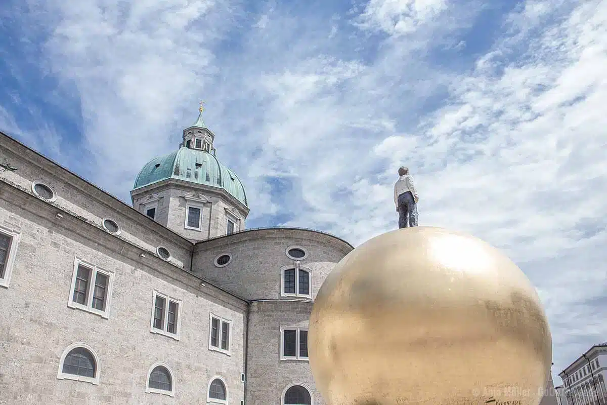 Skulptur Sphaera mit dem Mann auf der Goldenen Kugel in Salzburg