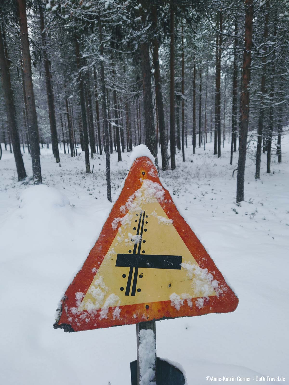 In den finnischen Wäldern weisen Schilder auf Langlaufloipen und Snowmobile Routen hin In den finnischen Wäldern weisen Schilder auf Langlaufloipen und Snowmobile Routen hin