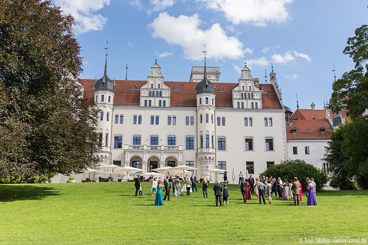 Eine Hochzeitsfeier vorm Schloss Boitzenburg Eine Hochzeitsfeier vorm Schloss Boitzenburg