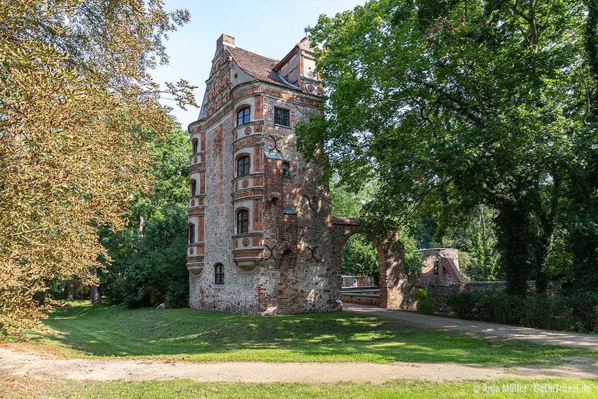 Mauerreste im Schlosspark Mauerreste im Schlosspark