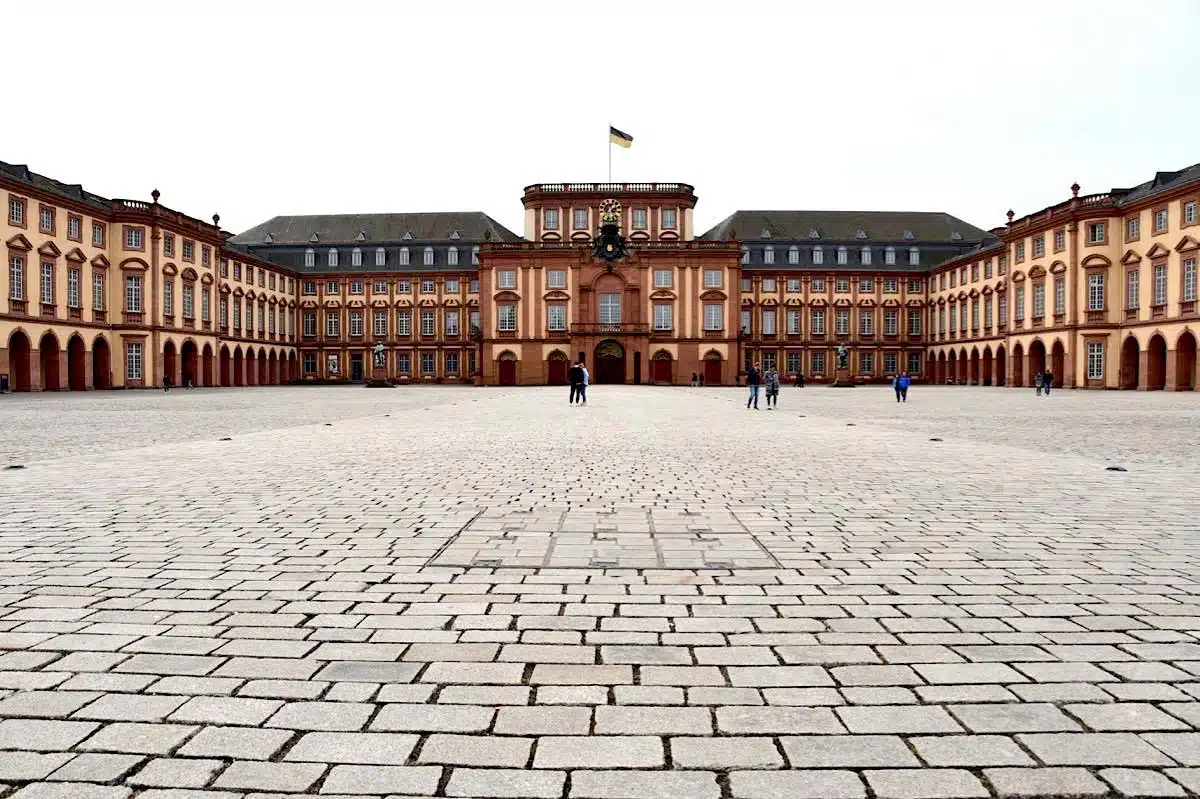 Das Schloss Mannheim gehört zu den bekanntesten Sehenswürdigkeiten in der Stadt.