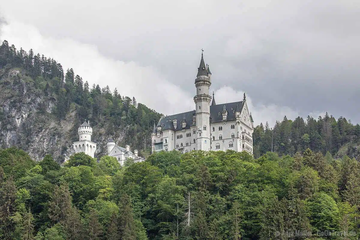 Schloss Neuschwanstein aus der Froschperspektive