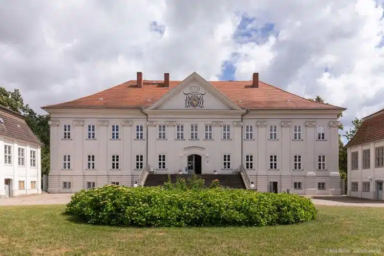 Das Schloss Hohenzieritz in Mecklenburg-Vorpommern Das Schloss Hohenzieritz in Mecklenburg-Vorpommern
