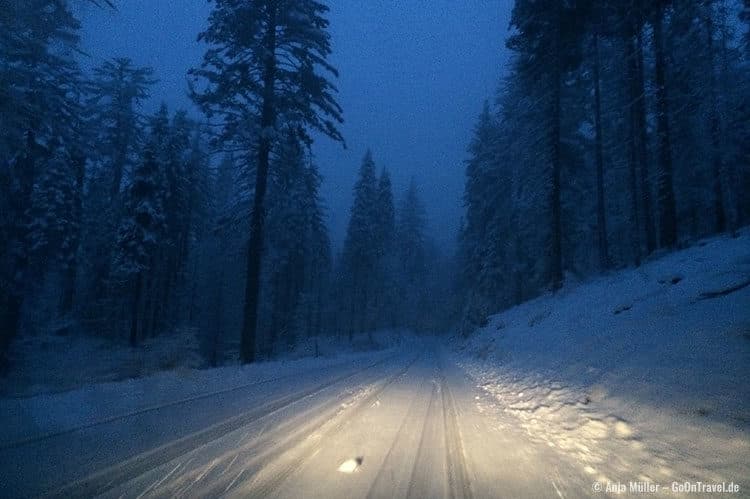 Ketten oder winterreifen erforderlich straßenschild yosemite winterwald  kalifornien usa