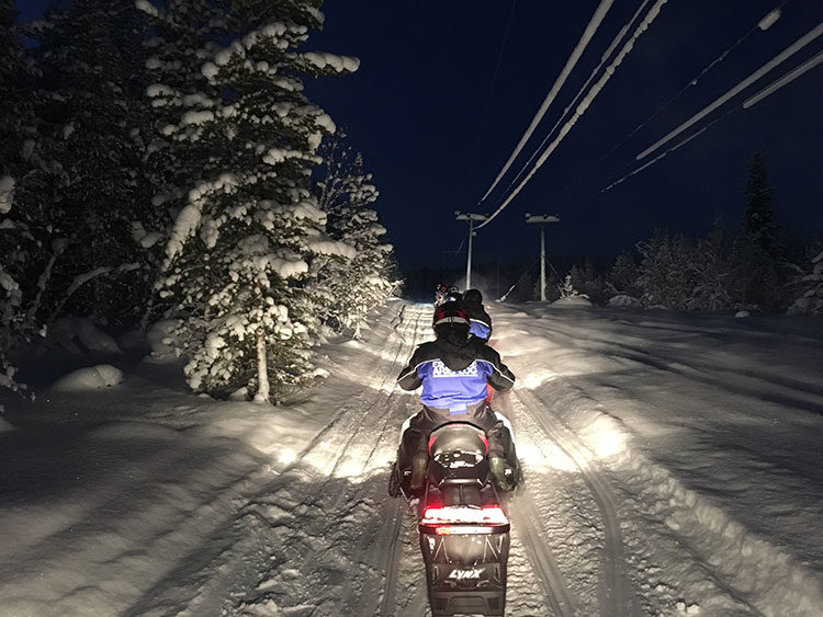 Schneemobil Tour durch die Winterlandschaft