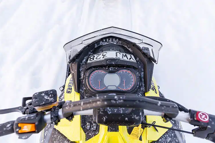 Blick auf die möglichen Geschwindigkeiten mit dem Schneemobil. Blick auf die möglichen Geschwindigkeiten mit dem Schneemobil.