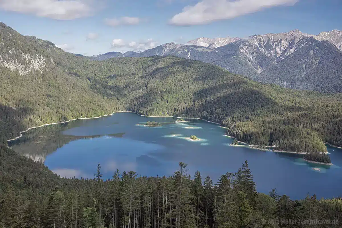 Blick auf den Eibsee von der Seilbahn aus Blick auf den Eibsee von der Seilbahn aus