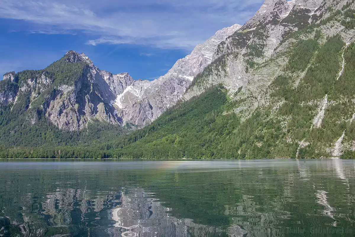 Watzmann-Ostwand mit leichten Regenbogen im Wasser Watzmann-Ostwand mit leichten Regenbogen im Wasser