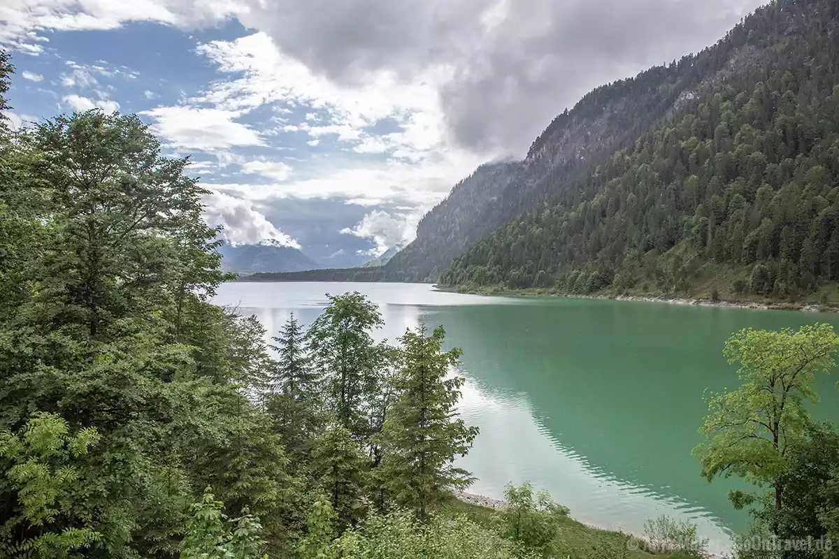Der Sylvensteinsee leuchtet smaragdgrün oder türkisgrün je nach Sonneneinstrahlung Der Sylvensteinsee leuchtet smaragdgrün oder türkisgrün je nach Sonneneinstrahlung