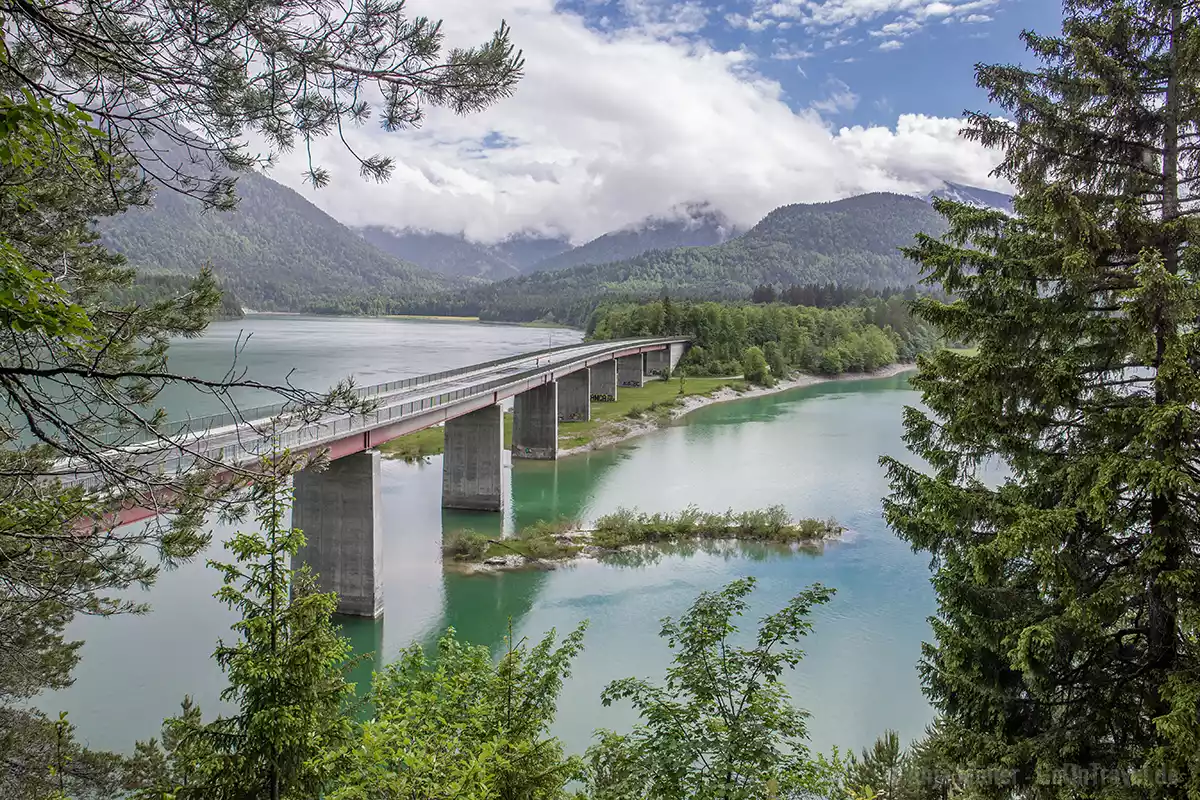 Sylvensteinsee mit der Faller-Klamm-Brücke Sylvensteinsee mit der Faller-Klamm-Brücke