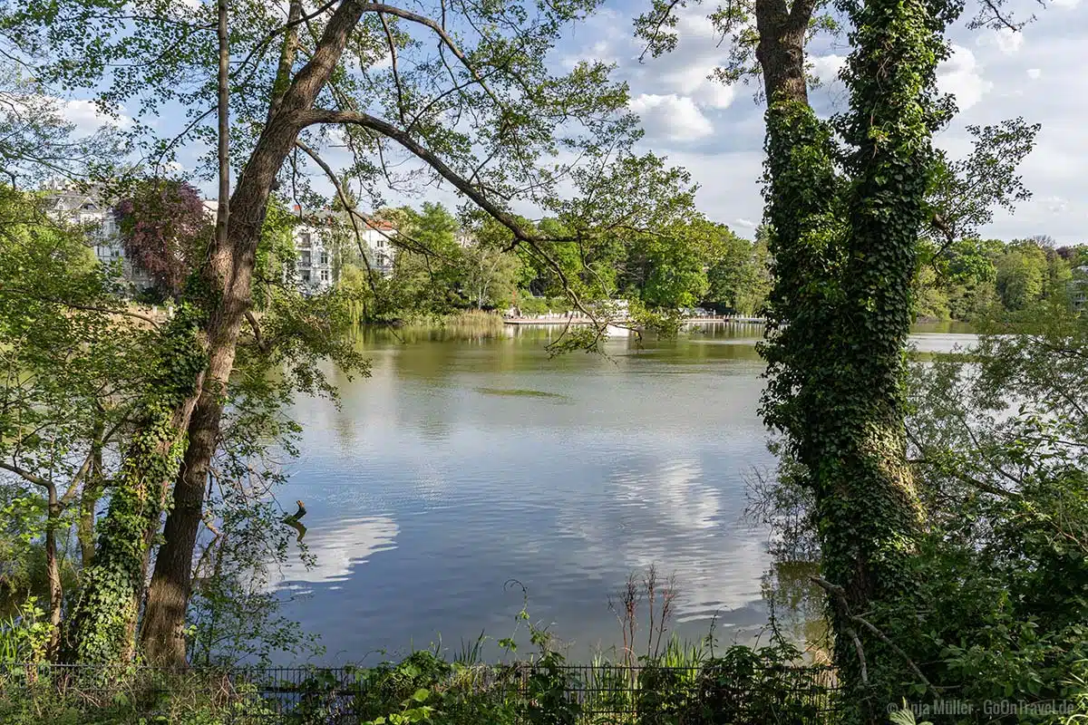 Halensee mit Blick auf das Strandbad Halensee mit Blick auf das Strandbad