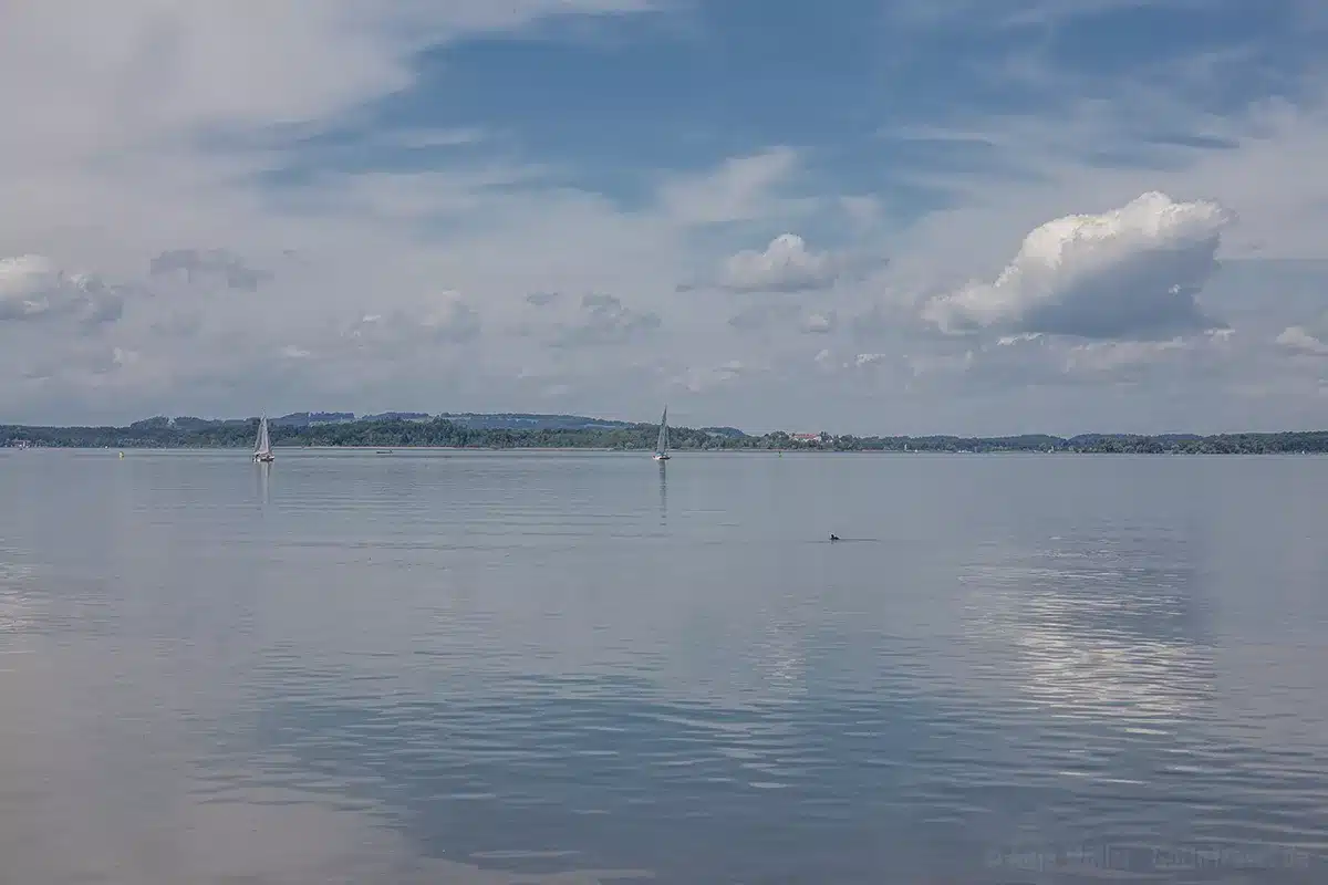 Chiemsee mit der Herreninsel im Hintergrund Chiemsee mit der Herreninsel im Hintergrund