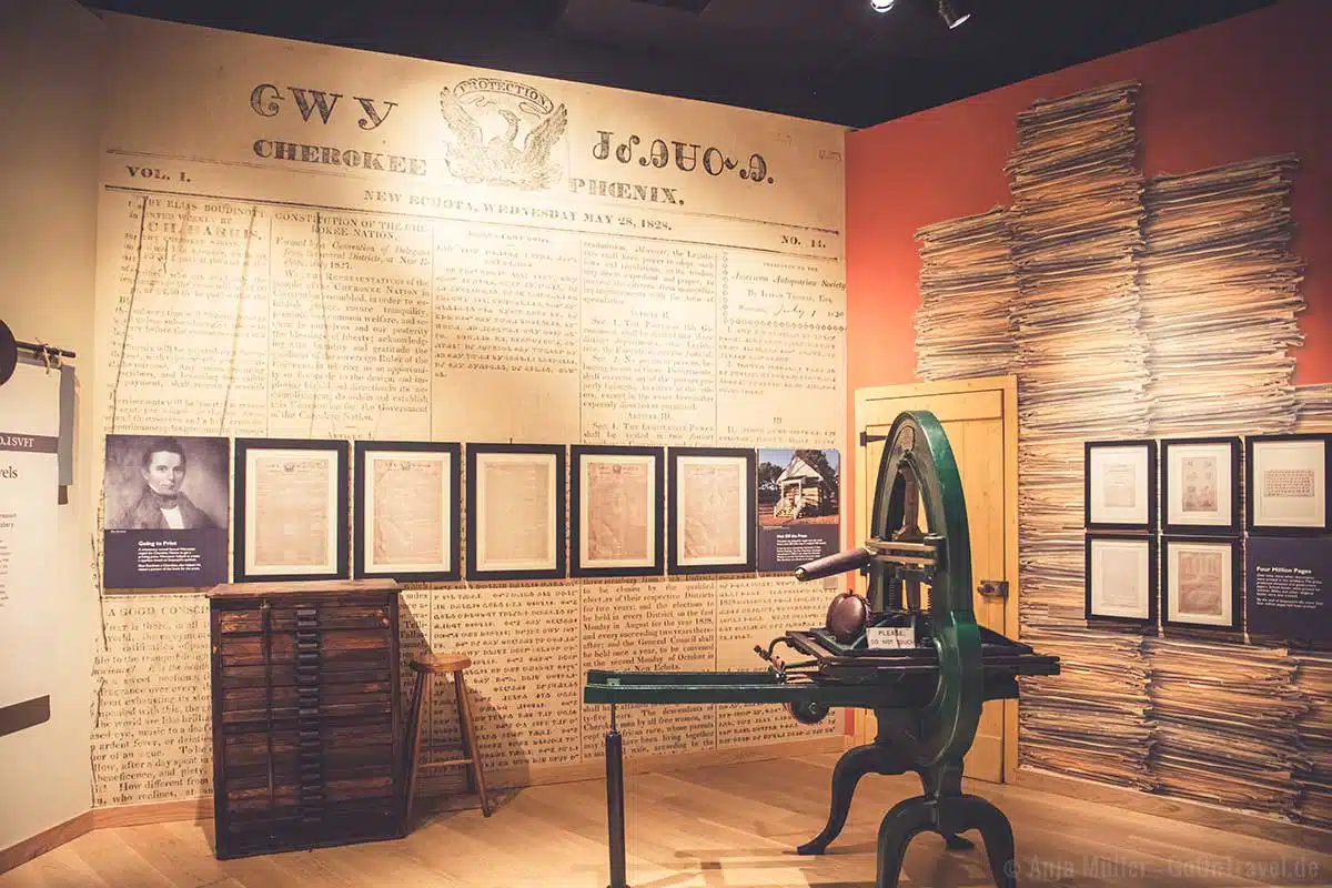 Druckerpresse auf der die Cherokee Schrift gedruckt wird Druckerpresse auf der die Cherokee Schrift gedruckt wird