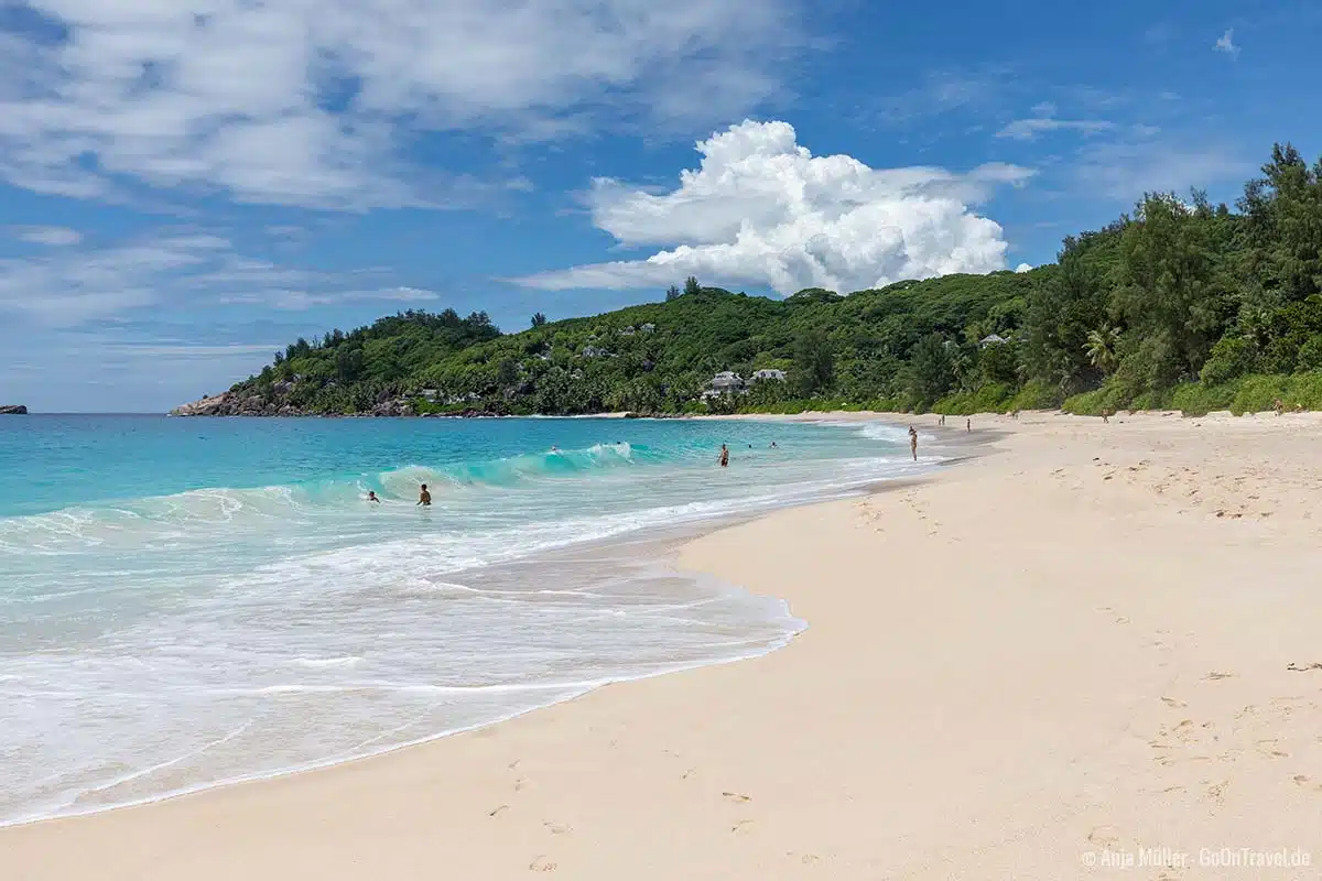 Vorsicht ist geboten bei den Wellen am Anse Intendance Vorsicht ist geboten bei den Wellen am Anse Intendance