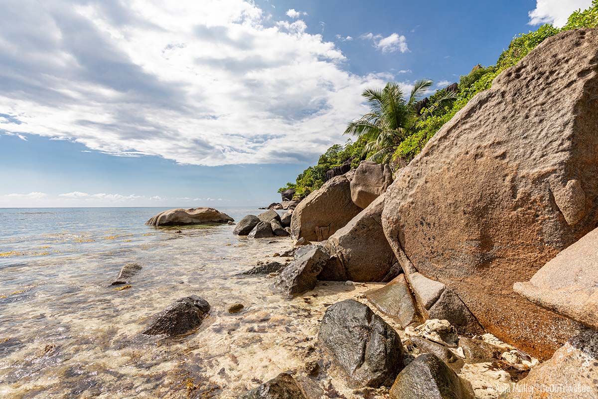 Typisch für die Seychellen, die Granitfelsen am Anse Louis