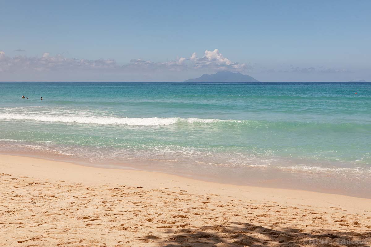 Am Beau Vallon Strand mit Blick auf die Insel Silhouette