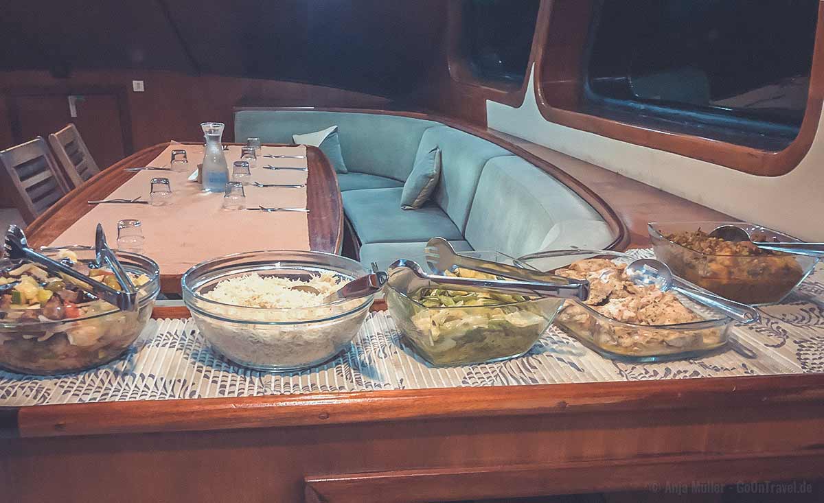 Buffet am Abend auf dem Segelschiff Buffet am Abend auf dem Segelschiff