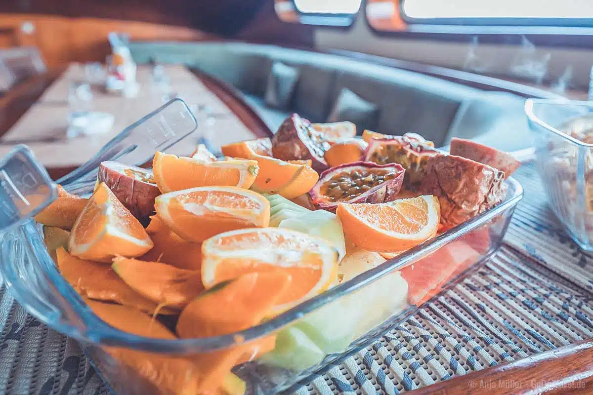 Jeden Morgen gibt es frisches Obst. Jeden Morgen gibt es frisches Obst.