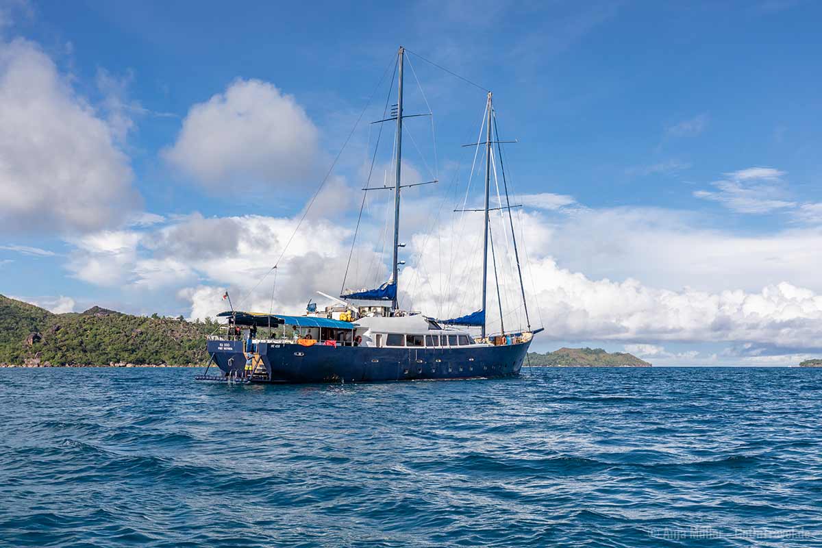 S.Y. Sea Bird vor Praslin