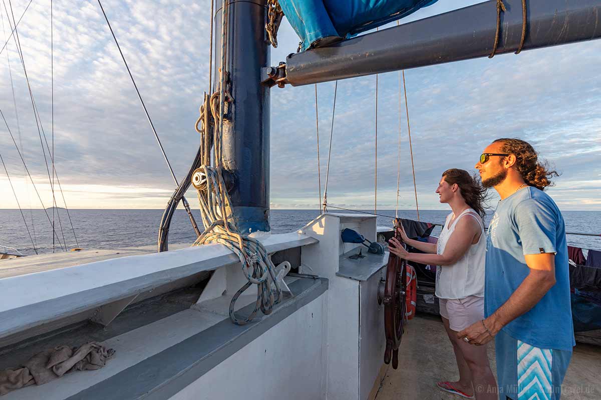 Einmal selbst eine Segelschiff steuern, ist während des Segeltörns möglich.