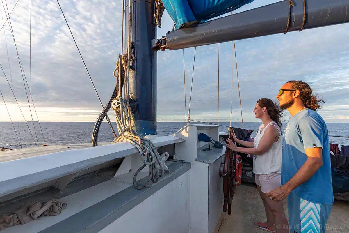 Einmal selbst eine Segelschiff steuern, ist während des Segeltörns möglich. Einmal selbst eine Segelschiff steuern, ist während des Segeltörns möglich.