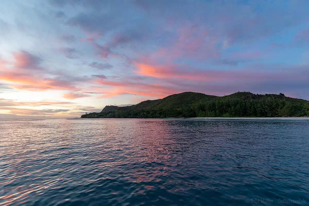 Sonnenuntergang über der Insel Curieuse