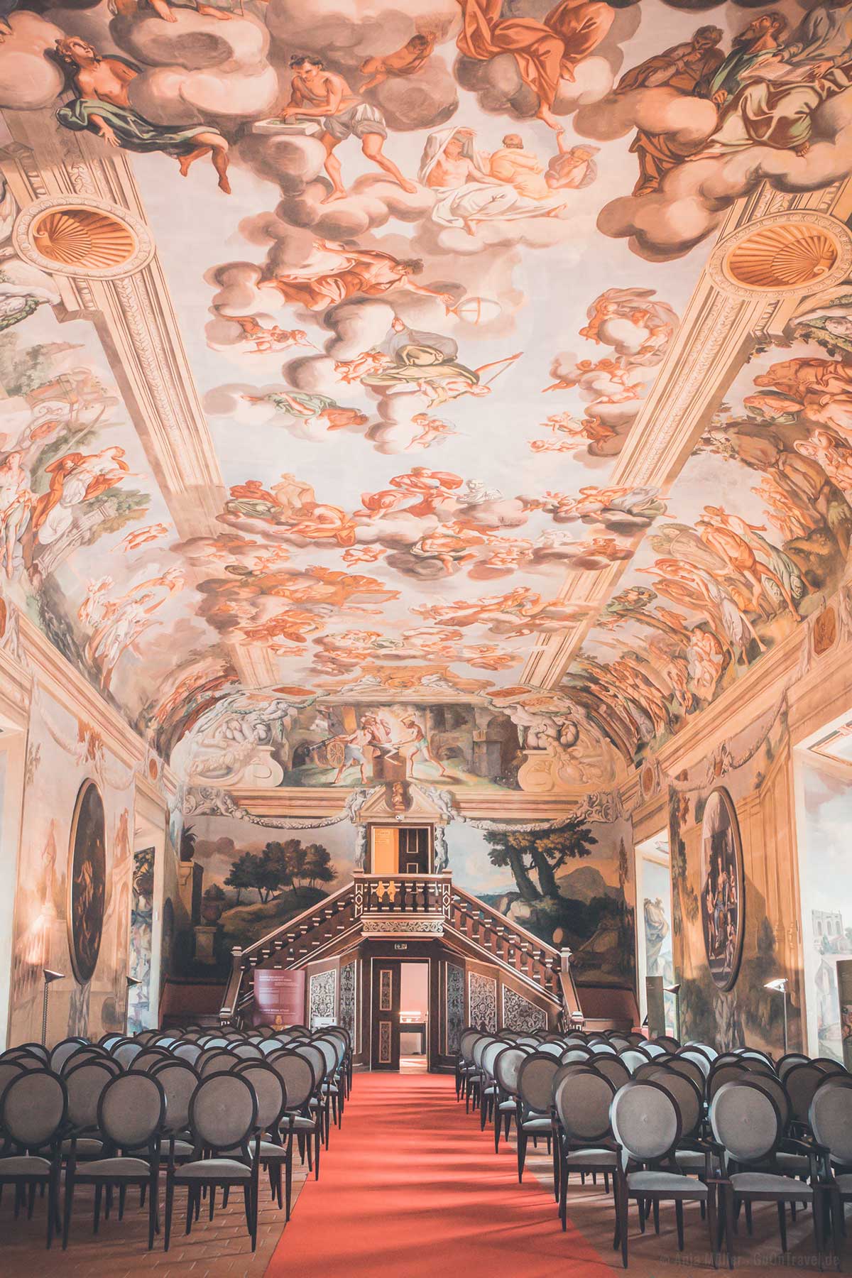 Imposanter Rittersaal im Schloss Imposanter Rittersaal im Schloss