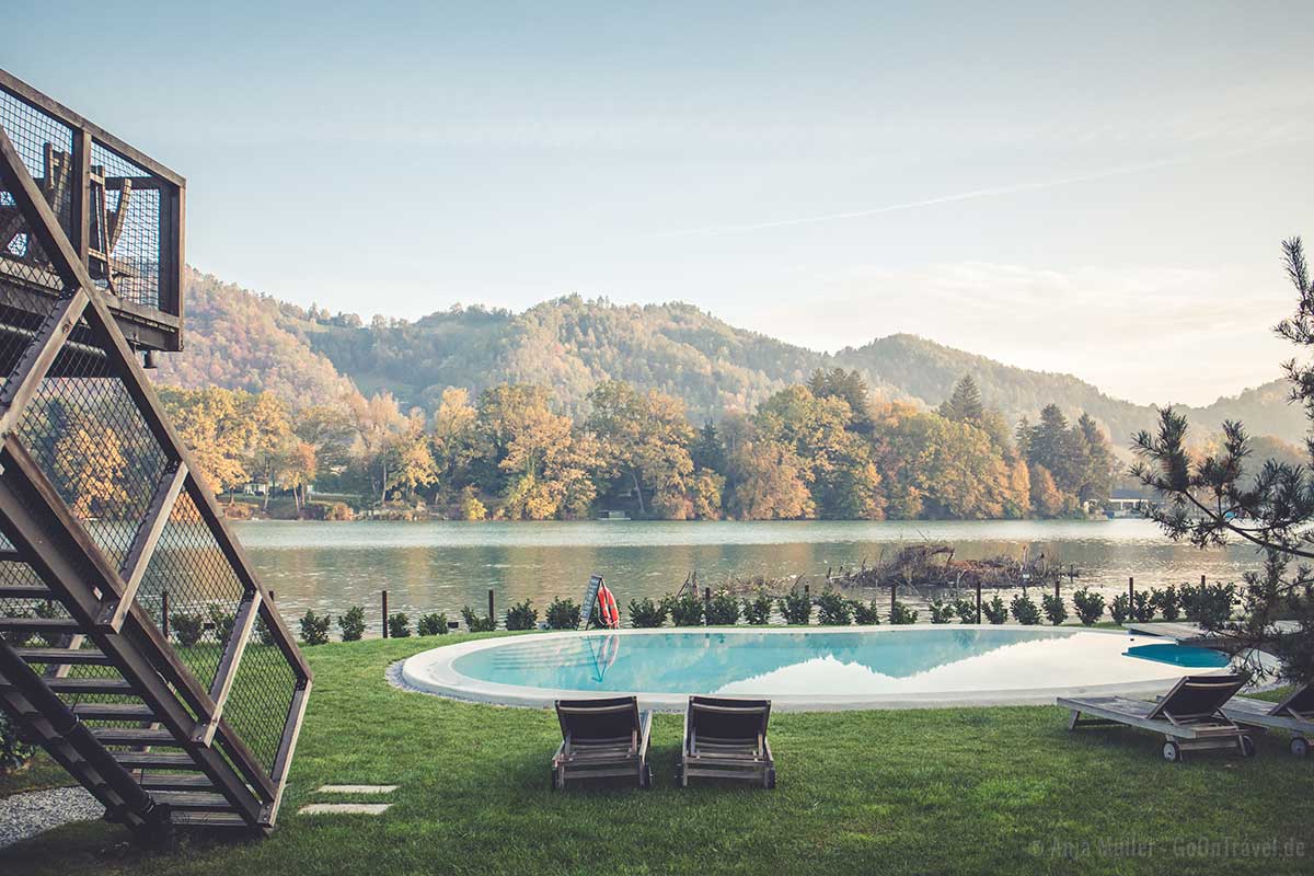 Blick auf den Fluss und Pool von der Terrasse Blick auf den Fluss und Pool von der Terrasse
