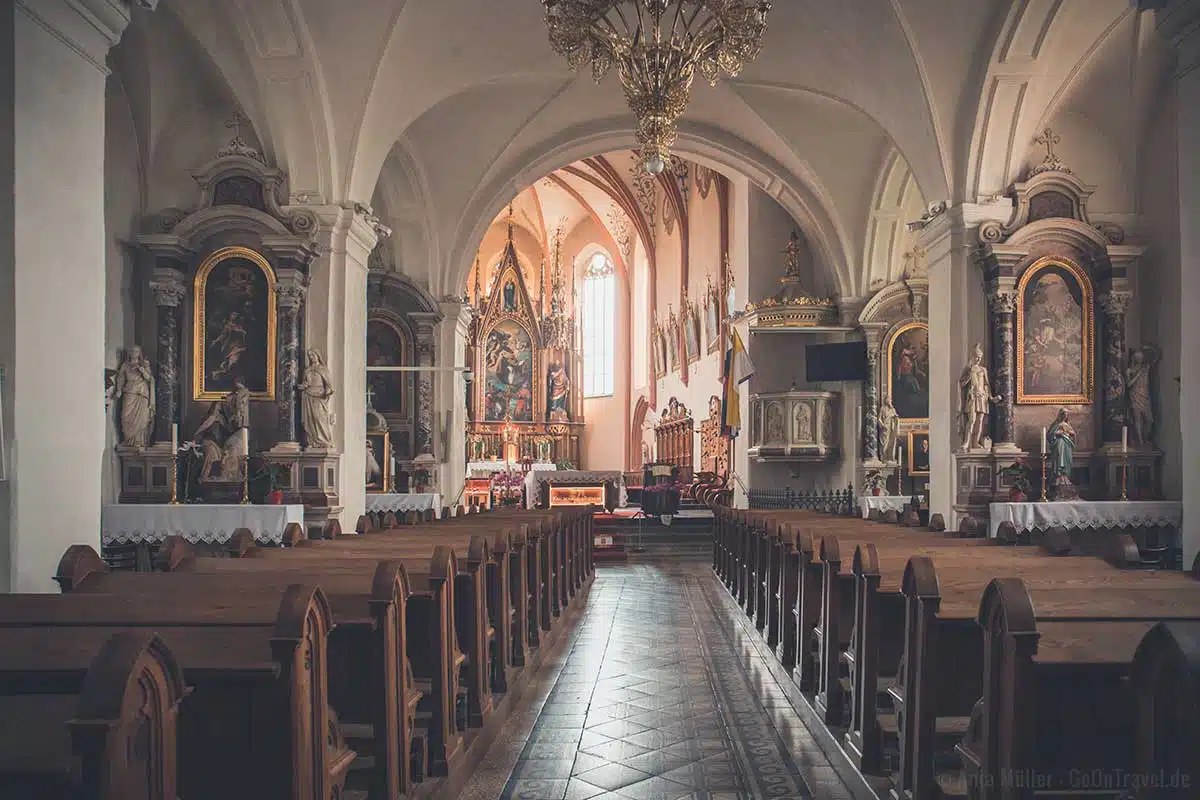 Gebrochene Längsachse in der Kathedrale Gebrochene Längsachse in der Kathedrale