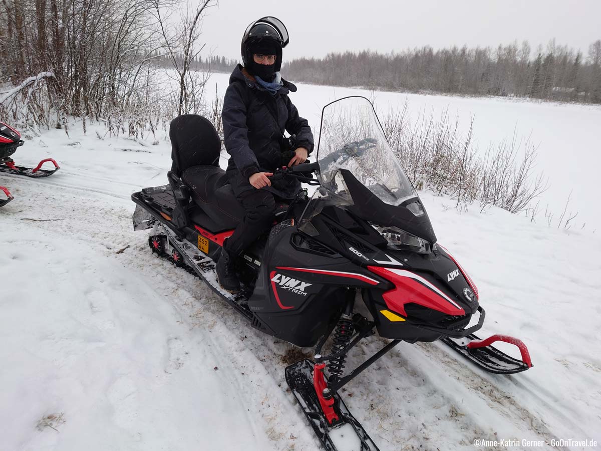 Bei den richtigen Temperaturen lassen sich mit dem Snowmobile auch zugefrorene Flüsse überqueren. Bei den richtigen Temperaturen lassen sich mit dem Snowmobile auch zugefrorene Flüsse überqueren.