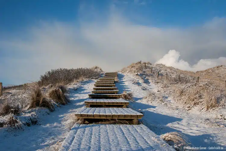 Sylt im Winter: Strandübergang Baakdeel im Schnee