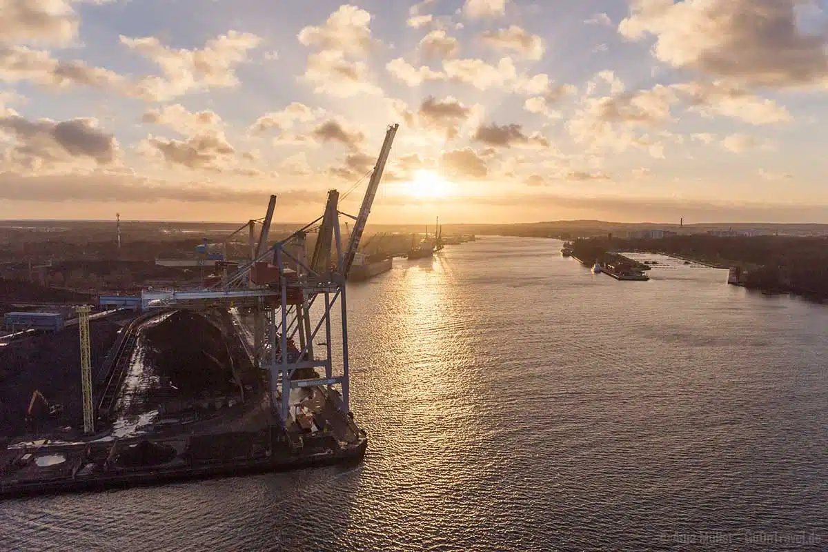 Blick auf den Hafen von Swinemünde zum Sonnenuntergang Blick auf den Hafen von Swinemünde zum Sonnenuntergang