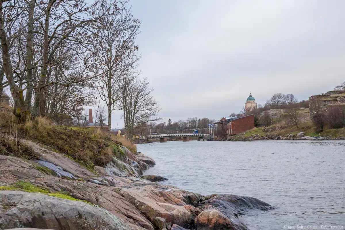 Die Seefestung Suomenlinna besteht aus fünf bebauten Inseln, welche unter anderem mit Brücken miteinander verbunden sind.