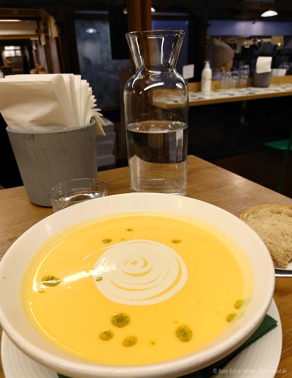 Perfektes Mittagessen: ein großer Teller Suppe in der historischen Markthalle von Helsinki.