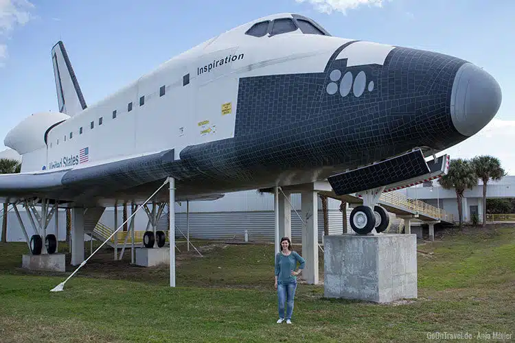 Ein Space Shuttle vor der Hall of Fame
