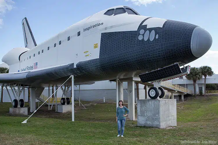 Ein Space Shuttle vor der Hall of Fame Ein Space Shuttle vor der Hall of Fame