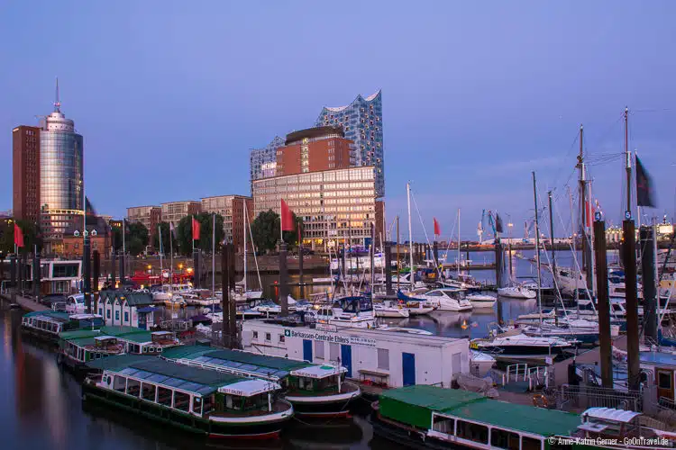 Die Elbphilharmonie am Hamburger Sporthafen zur blauen Stunden Die Elbphilharmonie am Hamburger Sporthafen zur blauen Stunden