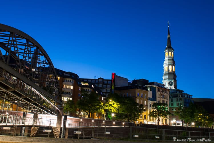 Kirche St. Katharinen von der Speicherstadt aus fotografiert