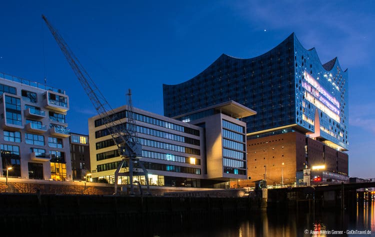 Blick vom Sandtorkai auf die Elbphilharmonie