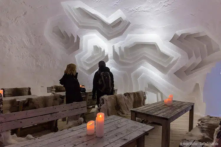 Der Speisesaal im Iglootel mit einem Querschnitt einer Rotalge als Wanddekoration. Der Speisesaal im Iglootel mit einem Querschnitt einer Rotalge als Wanddekoration.