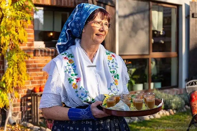 Die Spreewald-Christl begrüßt in Tracht ihre Besucher Die Spreewald-Christl begrüßt in Tracht ihre Besucher